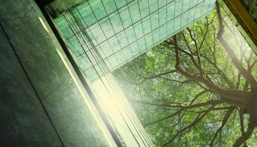 Edificio con zonas verdes