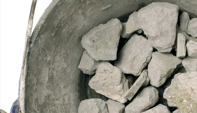 Trozos de hormigón en una obra