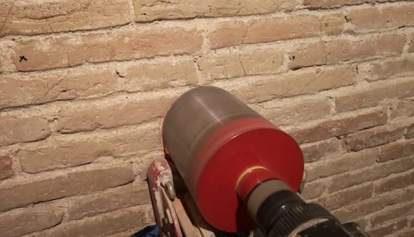 Trabajos sobre una pared de ladrillo