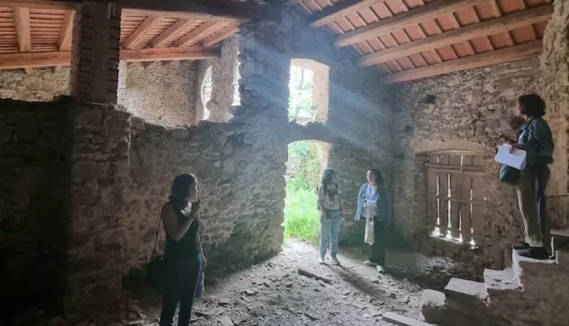 Arquitectos comprobando unos trabajos de rehabilitación en una especie de casa rural