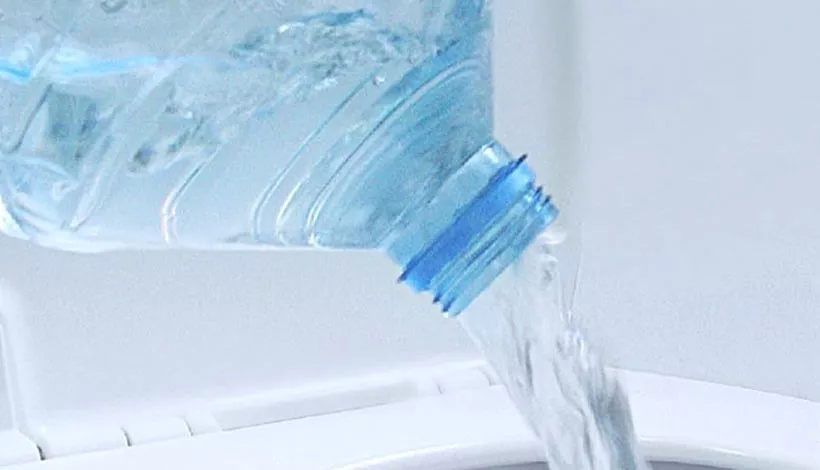Botella de agua vaciándose