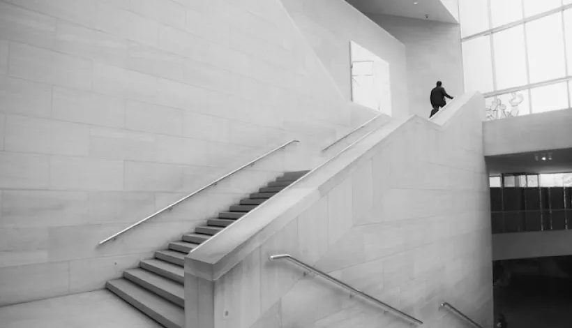Un hombre subiendo por las escaleras