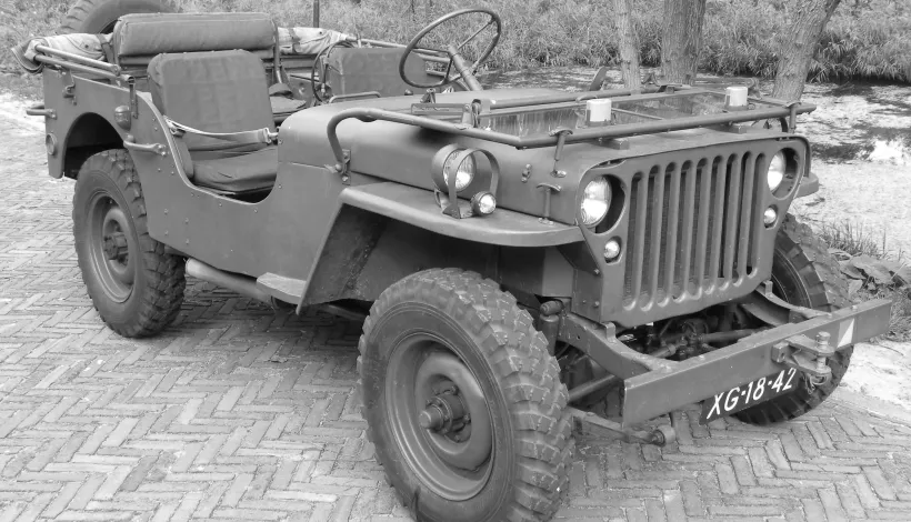 Jeep Willys MB de 1943 en blanc i negre, vehicle militar de la Segona Guerra Mundial que inspira el concepte JEEP aplicat al desenvolupament professional de l'arquitecte