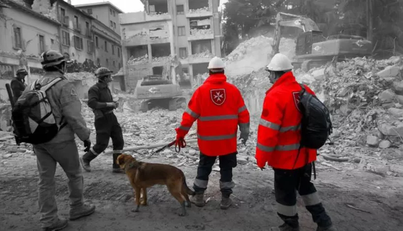  Equipos de rescate con perros de búsqueda entre los escombros del terremoto de L'Aquila (Italia, 2009), seísmo de grado 5,9 que destruyó casi toda la ciudad antigua por falta de normativa sísmica actualizada