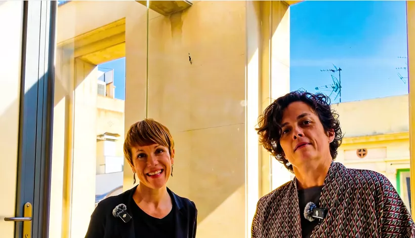 Marta Poch y Caterina Capdevila, codirectoras del curso Comunicar arquitectura de l'Escola Sert, somrient durant l'entrevista