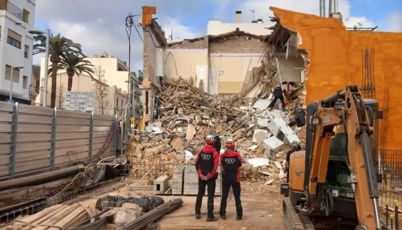 Bombers de la Generalitat en un esfondrament