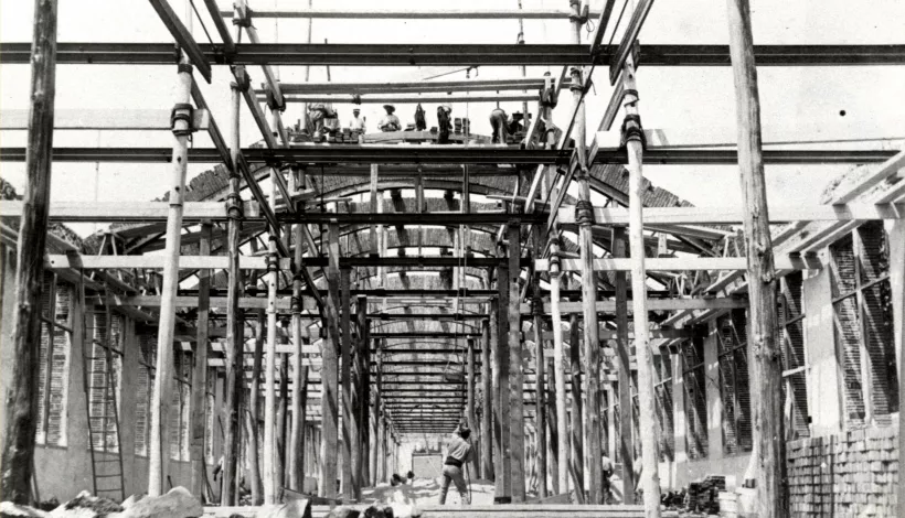 Construcció de la nau de la fàbrica Floris i Busquets de Canet de Mar, c. 1914-1916.