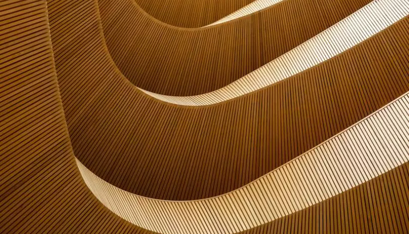 Construcción hecha con madera que tiene una forma de espiral ascendente.