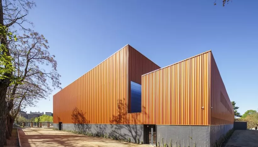 Edificio con una envolvente metálica arquitectónica