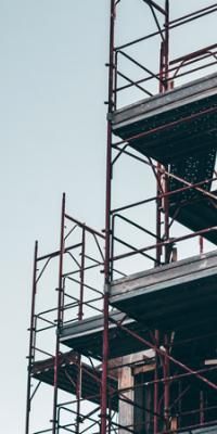 Obra con andamios de seguridad