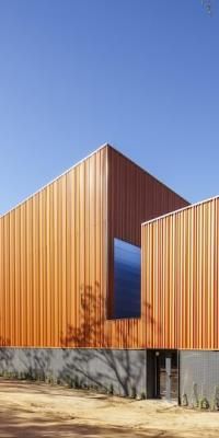 Edificio con una envolvente metálica arquitectónica