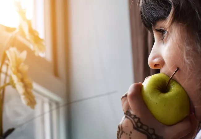 niña con manzana