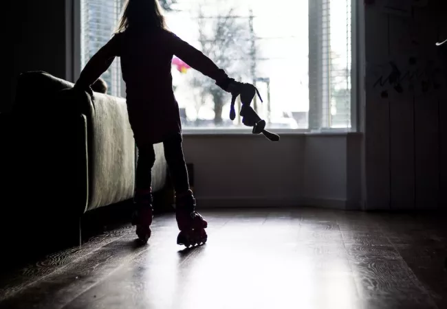 Nena patinant a casa
