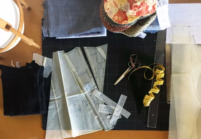 Taula amb material de costura