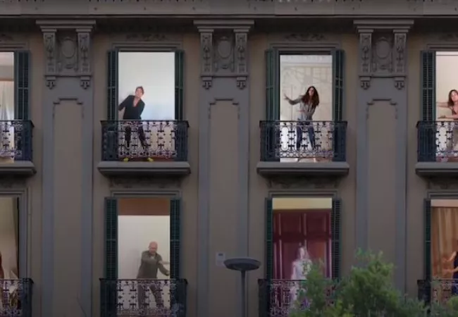 Ballar als balcons durant el confinament