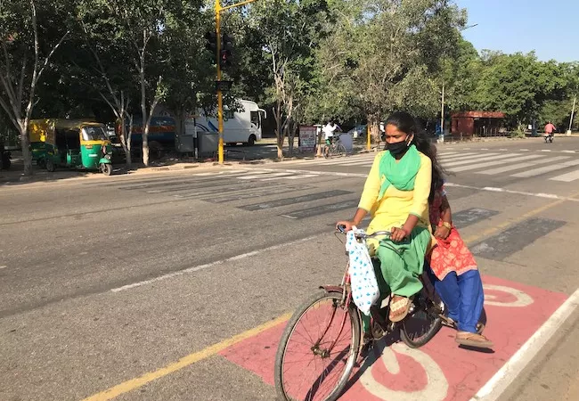 Mujeres en bicicleta en una ciudad india