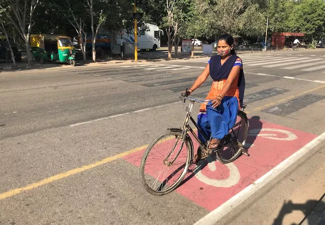 Mujer en bicicleta en Chandirgah