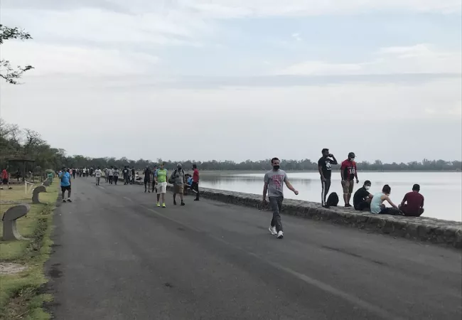 Persones passejant al costat del llac