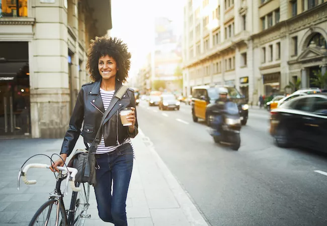 Mujer paseando por Barcelona
