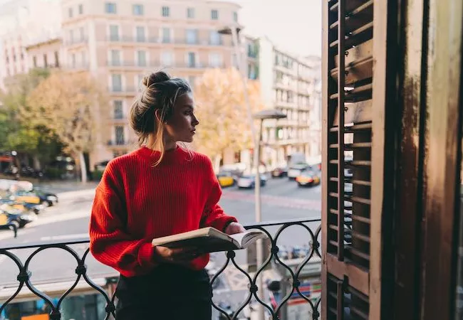 Chica en balcón de Barcelona