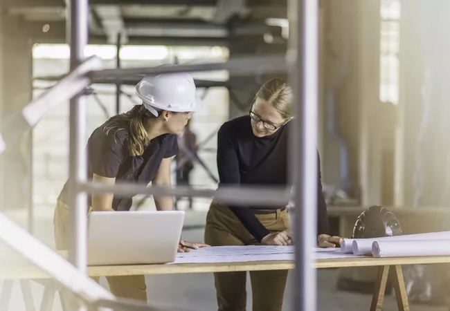 Mujeres arquitectas trabajando en un proyecto