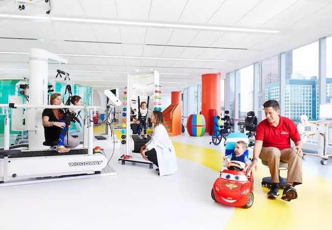 Sala de reabilitación en un hospital para niños de EEUU