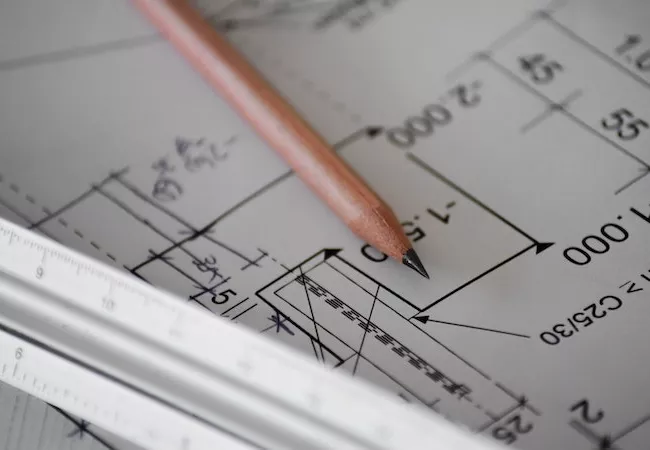Plano donde está trabajando un arquitecto