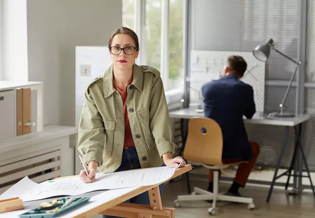 Arquitecta ante unos planos