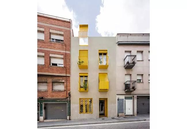 Edificio con ventanas amarillas