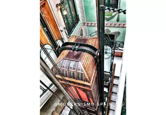 Ascensor en una finca antigua de Barcelona