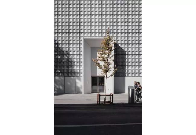Fachada construida con materiales pesados