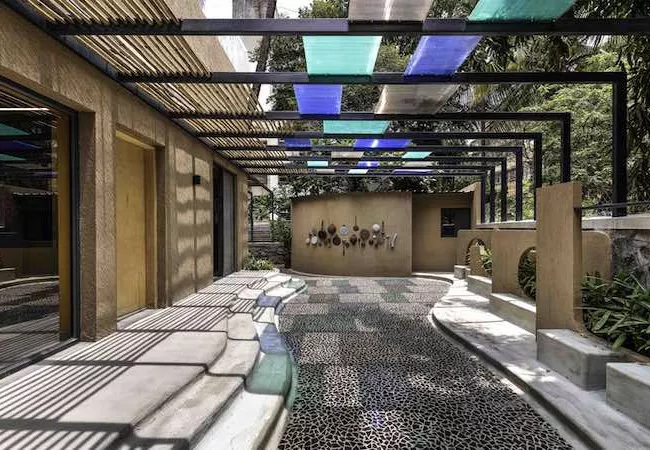 Patio interior construido con criterios neuroarquitectónicos