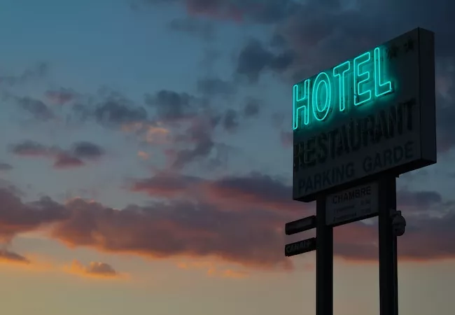 Cartel de un hotel en plena puesta de sol
