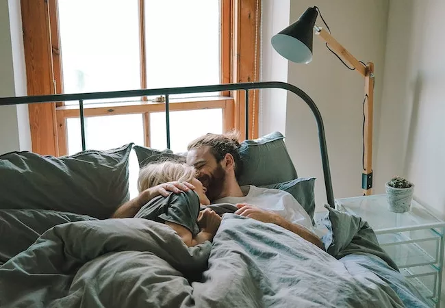 Pareja en la cama