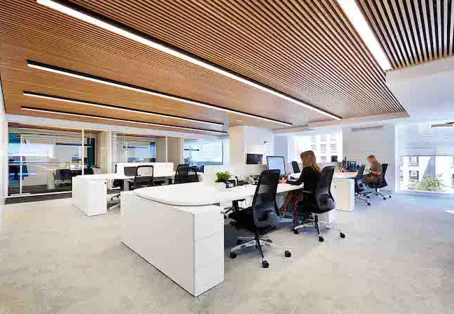 Iluminación interior en una oficina