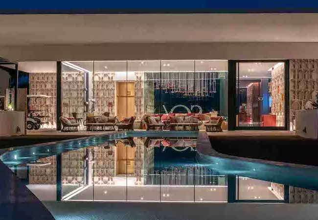 Piscina e interior de casa iluminados