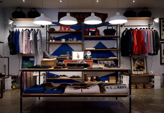 Ropa dispuesta en una tienda