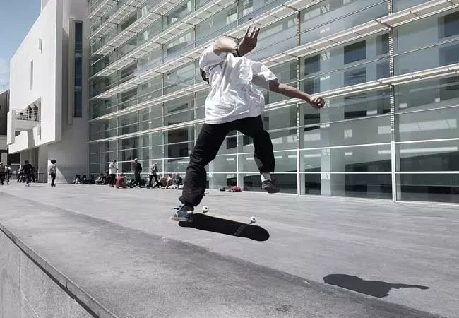 Joven con monopatín frente al MACBA