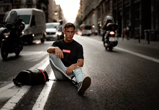 Joven en la vía Laietana