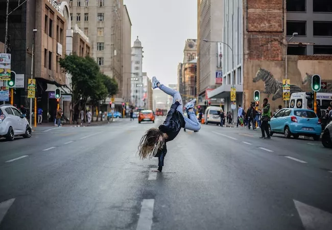 Chica bailando en medio de la calle