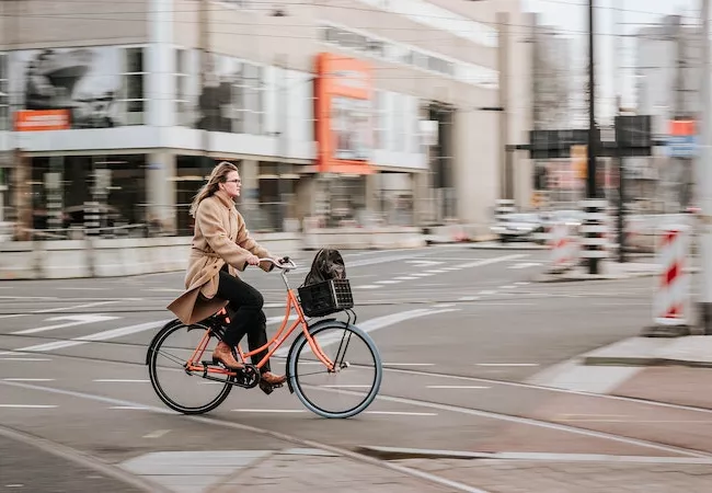 Chica en bicicleta por la ciudad