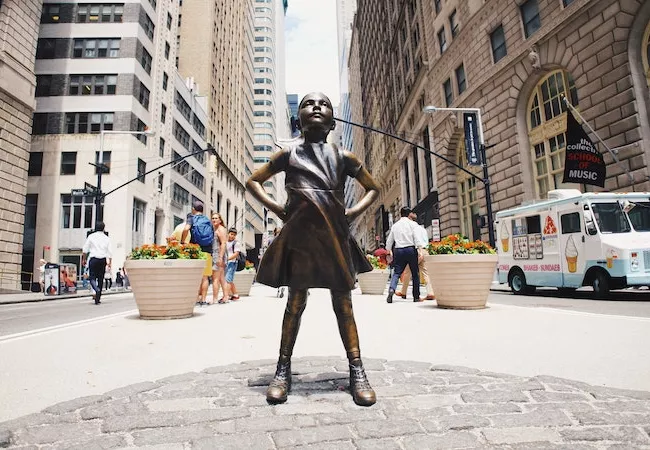 Estatua de bronce de una niña
