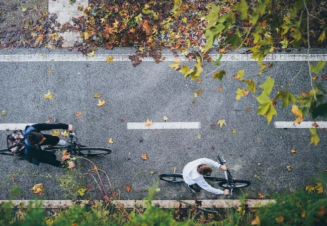 Bicicletas avanzando por un carril bici