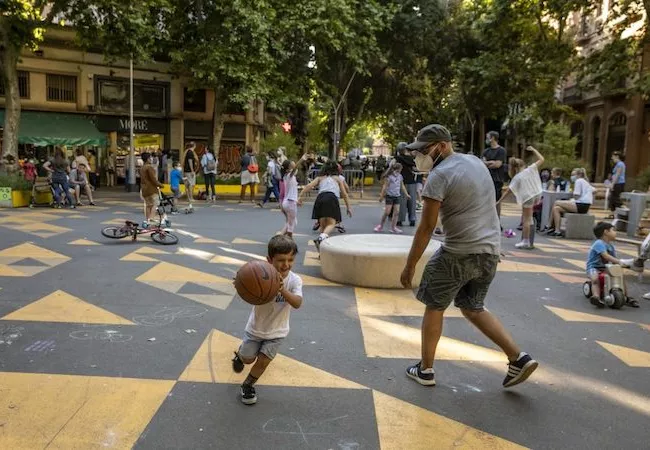 Un niño jugando en la superilla de Sant Antoni