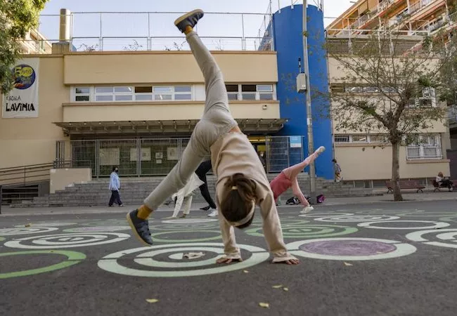 Niños jugando delante de una escuela de Barcelona