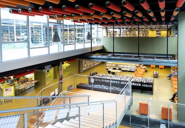 Interior de la Biblioteca Fondo en Santa Coloma de Gramenet