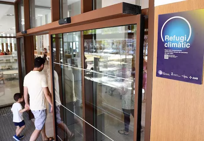 Entrada a la biblioteca Teresa Pàmies