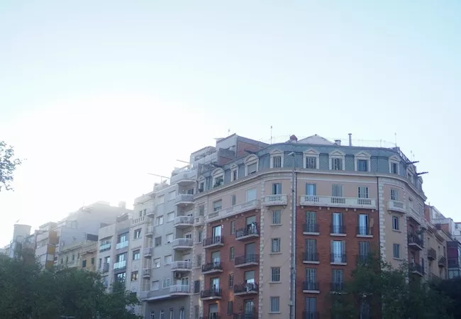 Edificio de Barcelona y cielo