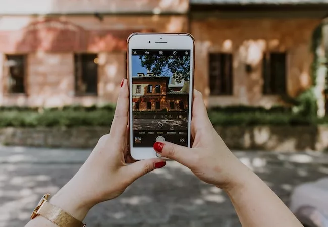 Unas manos haciendo una foto para Instagrama
