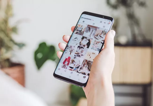 una mujer mirando fotografías en Redes Sociales